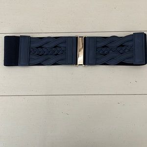 Pre-owned navy faux leather belt with elastic band and gold colored clasp.